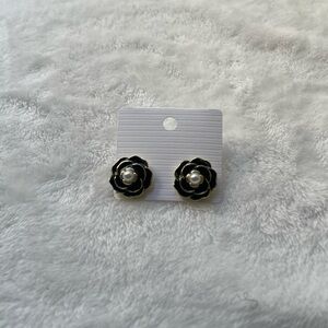 Black Flower Pearl Center Stud Earrings - Women’s Fashion Jewelry